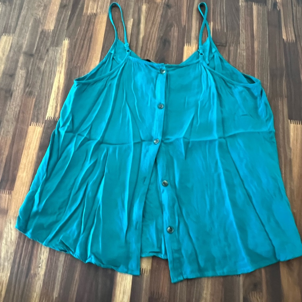 Button up back pretty top! - Picture 7 of 7